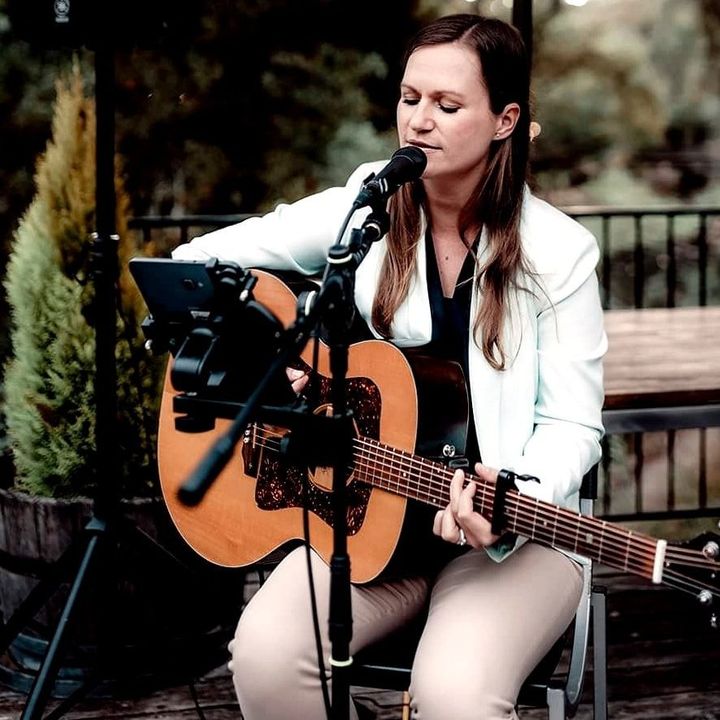 I am so excited to be playing at my favourite event by Bund der Bayern in June. Bonfire, wax torch walk through the forest, German food & drinks, facepainting and more. Come and join me for a truly unique family event 🥰
When: Saturday,  22. Juni 2024 at Piccadilly.
The event will certainly sell out, so be quick to book your tickets! 
Ich freue mich mehr deutsche Lieder für euch zu singen! 
https://www.trybooking.com/CNXKX